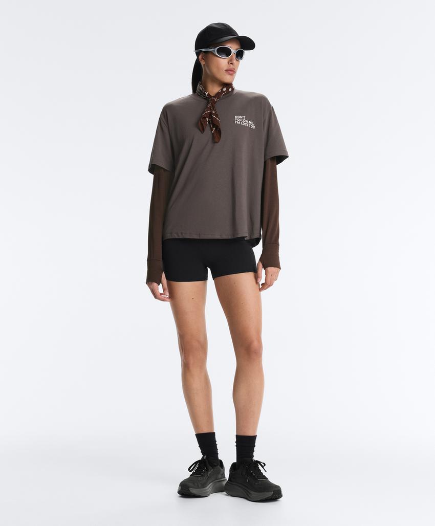 Широкая хлопковая футболка с лозунгом