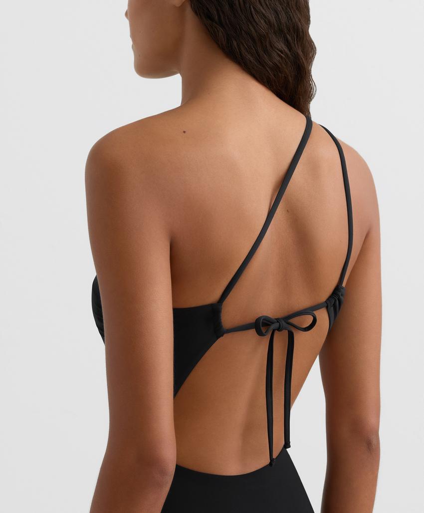 Трикини с асимметричным завязыванием