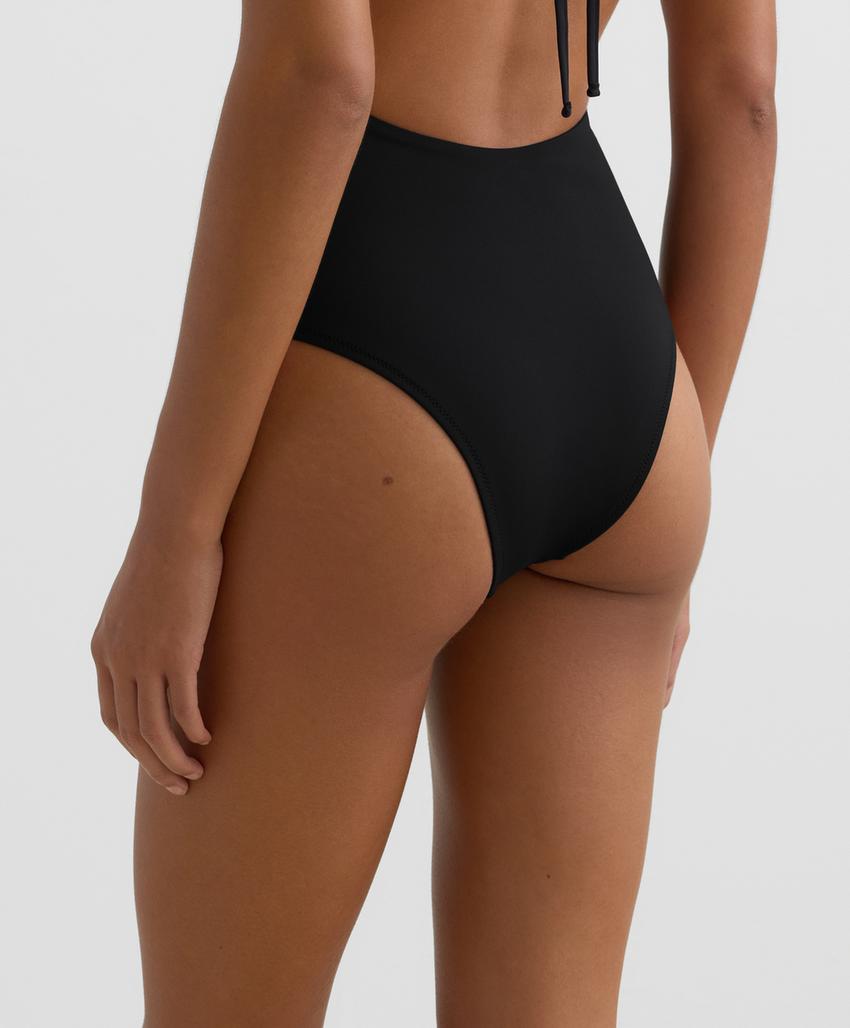 Трикини с асимметричным завязыванием