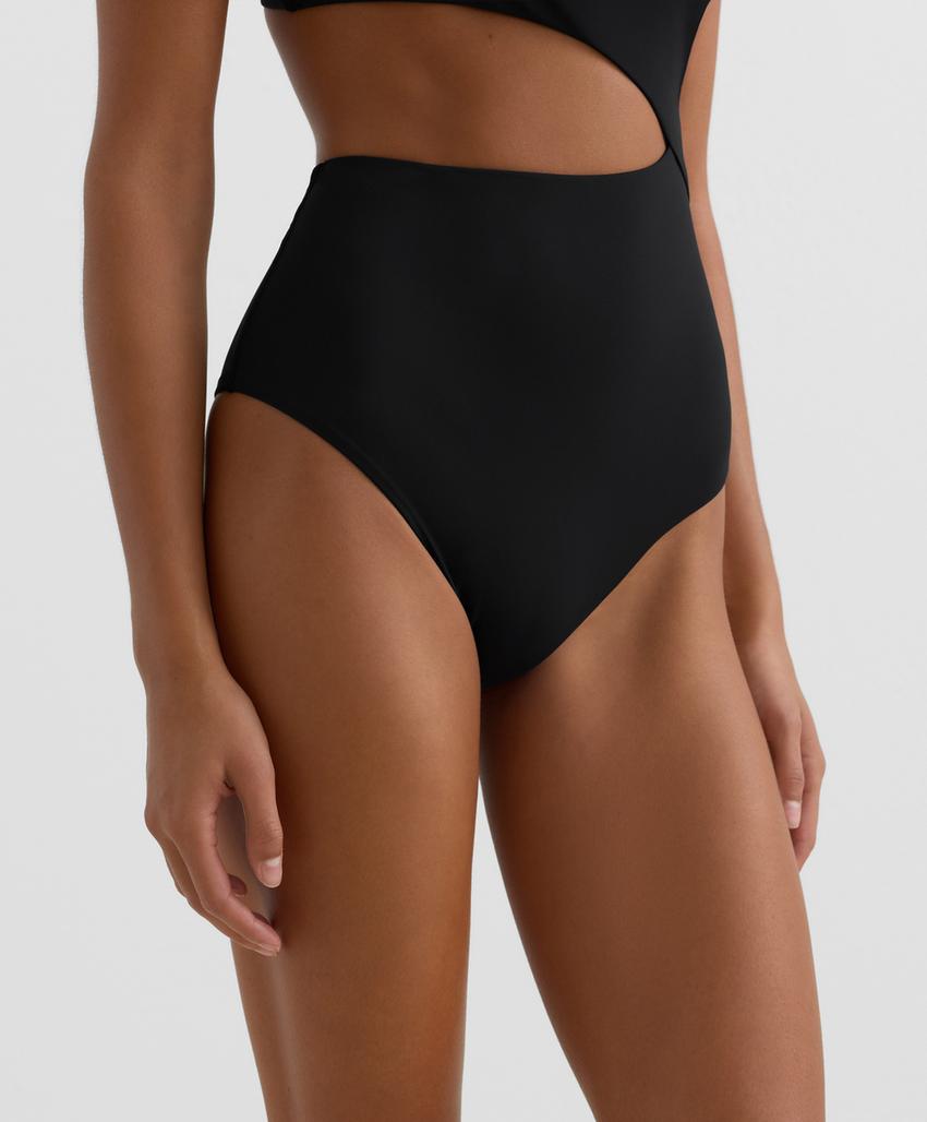 Трикини с асимметричным завязыванием