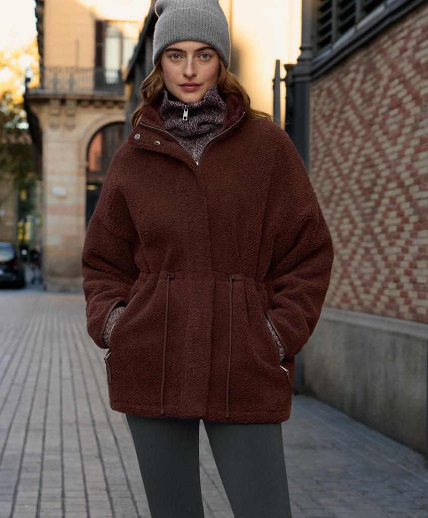 Утепленная куртка с искусственным мехом и регулируемой талией