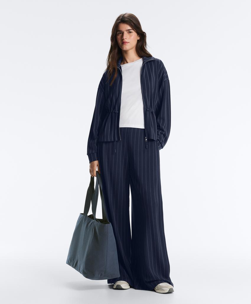 Широкие брюки с мягким ощущением, с боковым складками и модалом