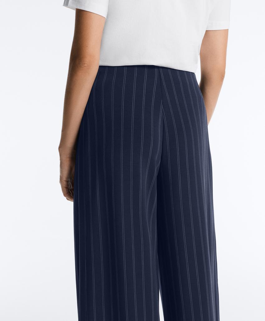 Широкие брюки с мягким ощущением, с боковым складками и модалом