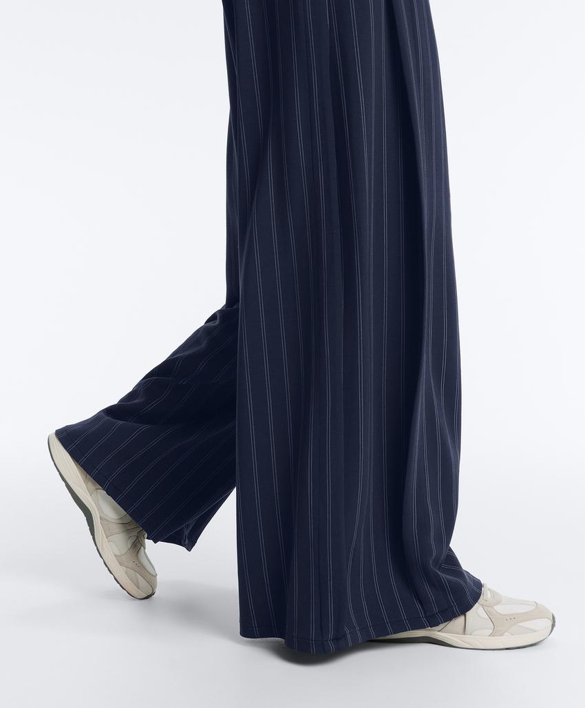 Широкие брюки с мягким ощущением, с боковым складками и модалом