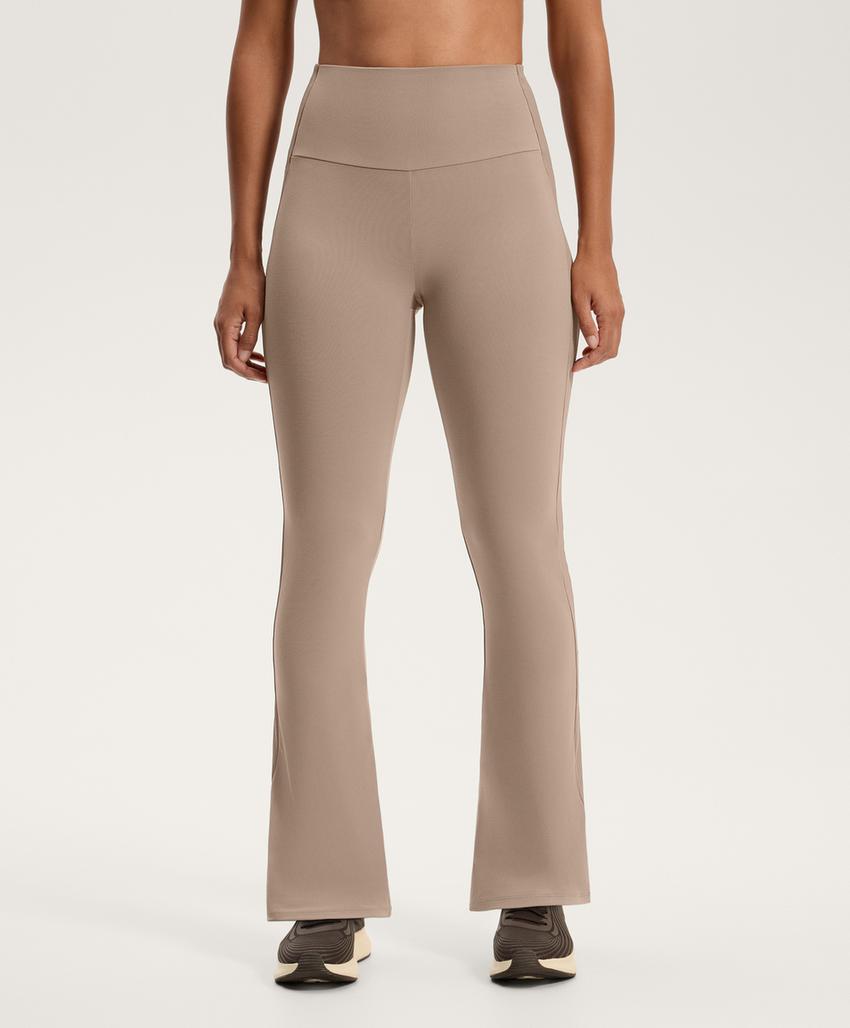 Брюки со средней посадкой из мягкого ребристого материала с широкими штанинами