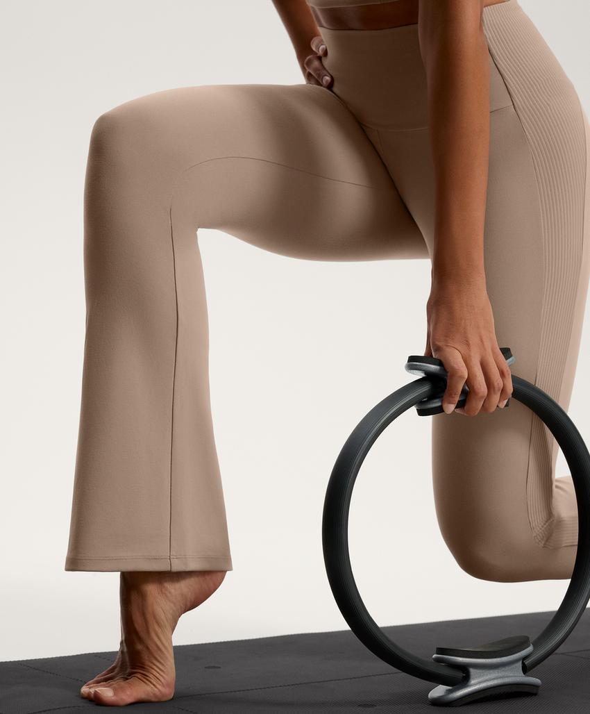 Брюки со средней посадкой из мягкого ребристого материала с широкими штанинами