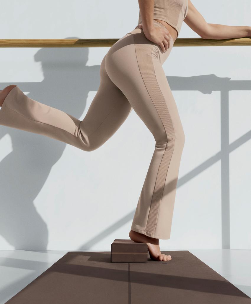 Брюки со средней посадкой из мягкого ребристого материала с широкими штанинами