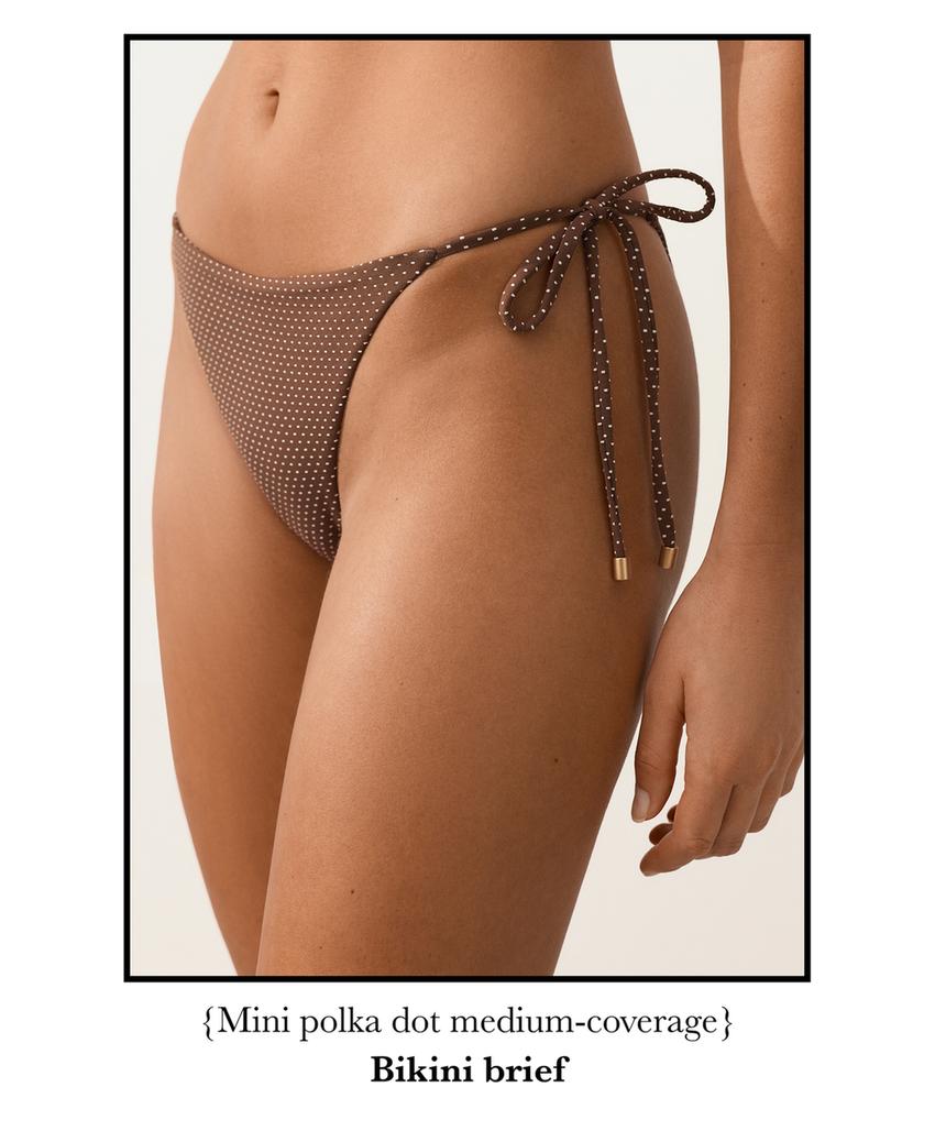 Полуоткрытые плавки бикини в мелкий горошек