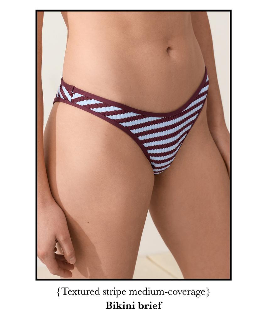 Полуоткрытые плавки бикини U-образной формы в полоску