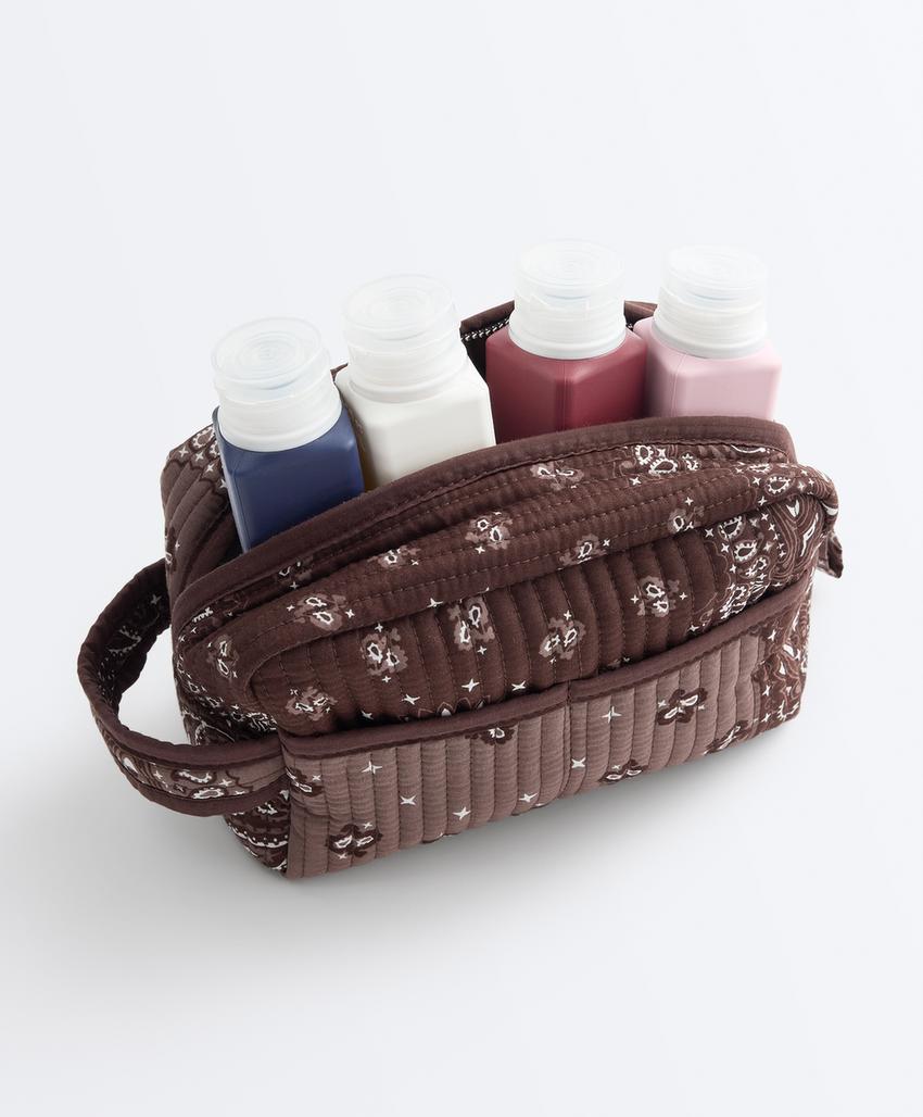 Стеганая косметичка с принтом «бандана»