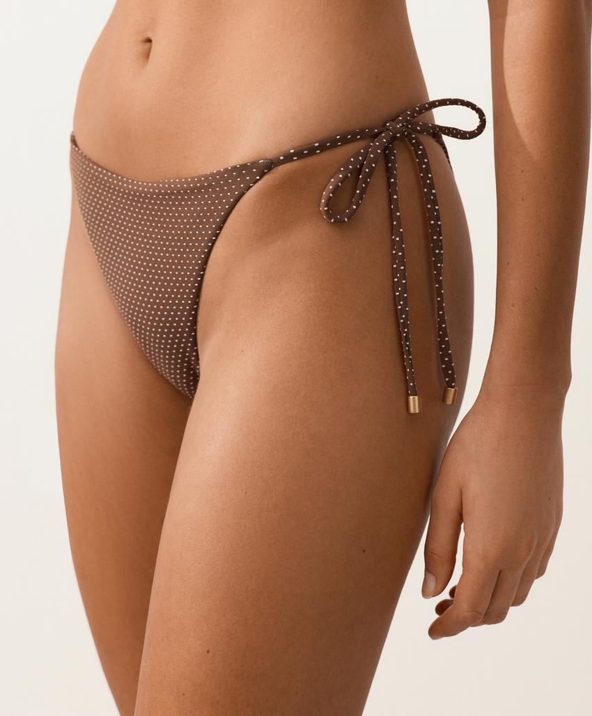 Полуоткрытые плавки бикини в мини-горошек