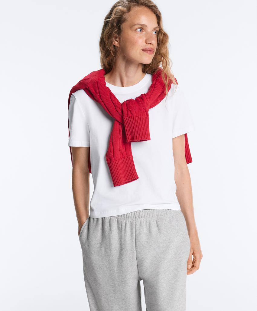 Свитер с V-образным вырезом и узором «косы» из 100% хлопка