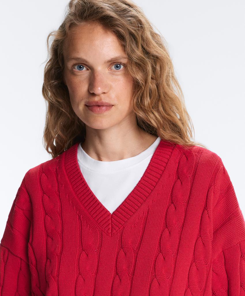 Свитер с V-образным вырезом и узором «косы» из 100% хлопка