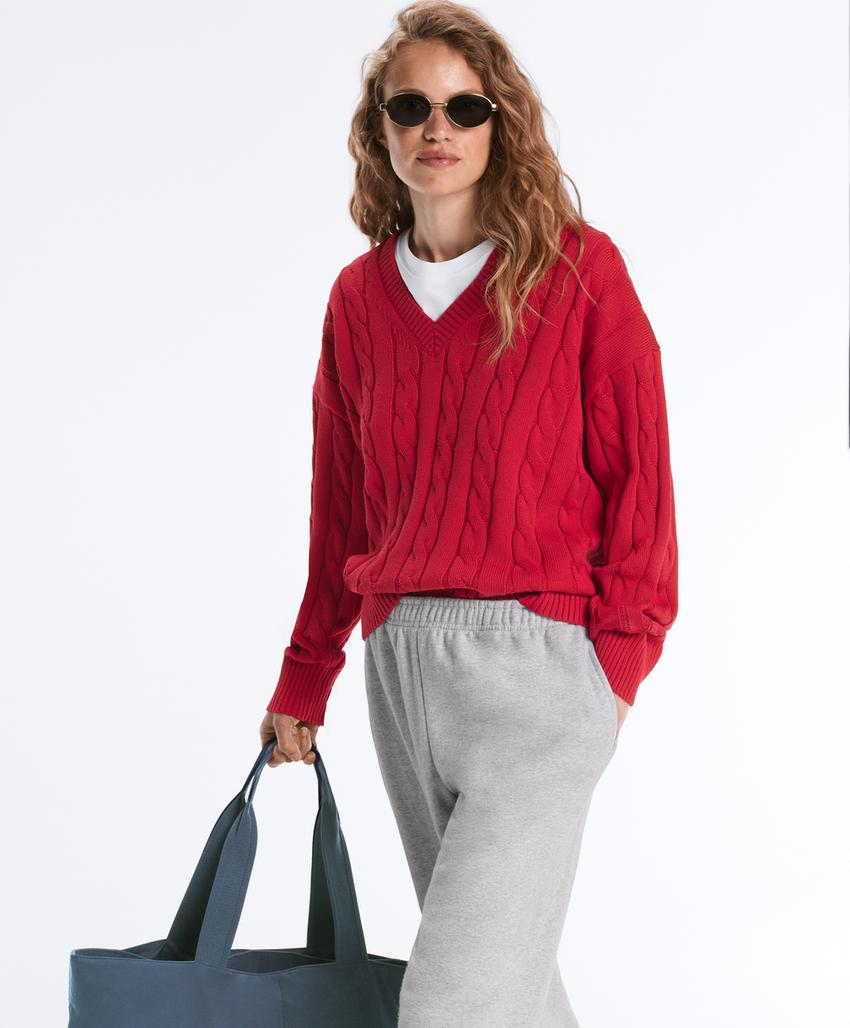 Свитер с V-образным вырезом и узором «косы» из 100% хлопка