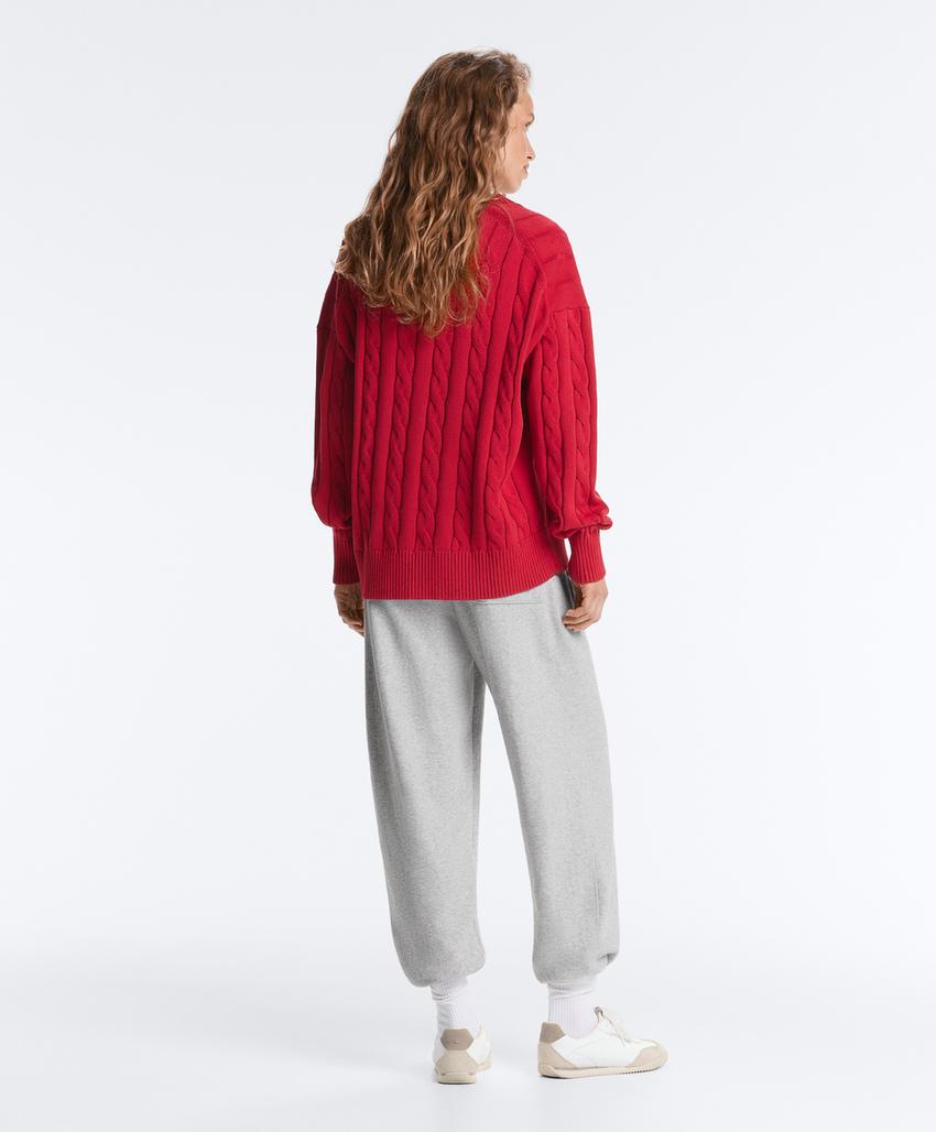 Свитер с V-образным вырезом и узором «косы» из 100% хлопка