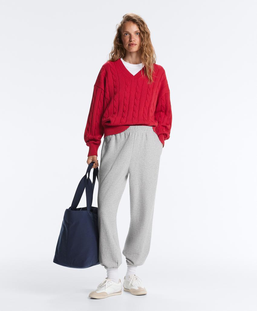 Свитер с V-образным вырезом и узором «косы» из 100% хлопка