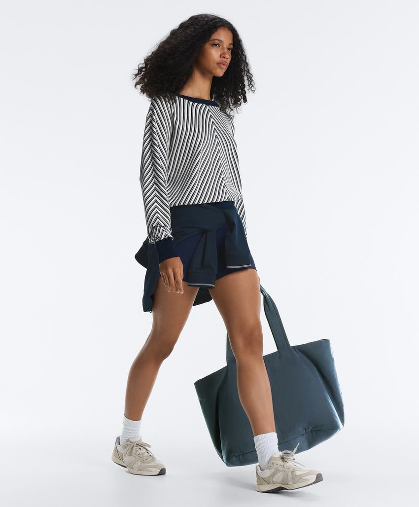 Свитер в диагональную полоску