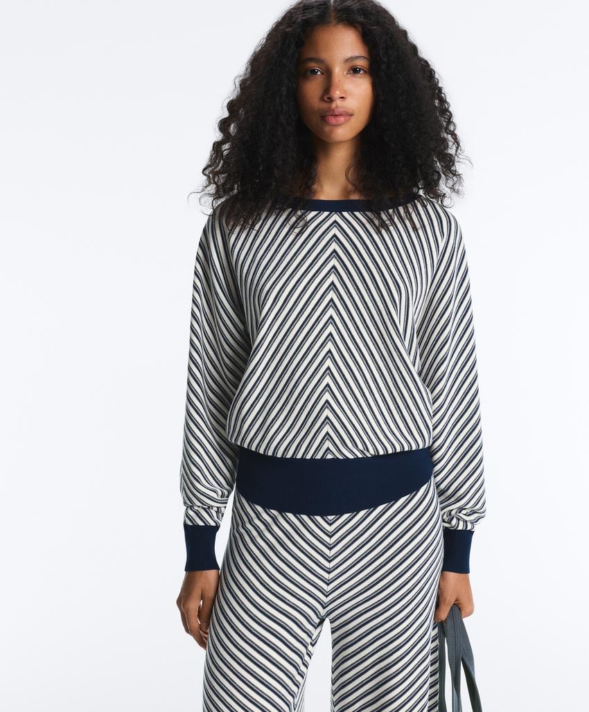 Свитер в диагональную полоску