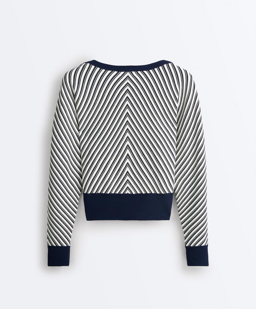 Свитер в диагональную полоску