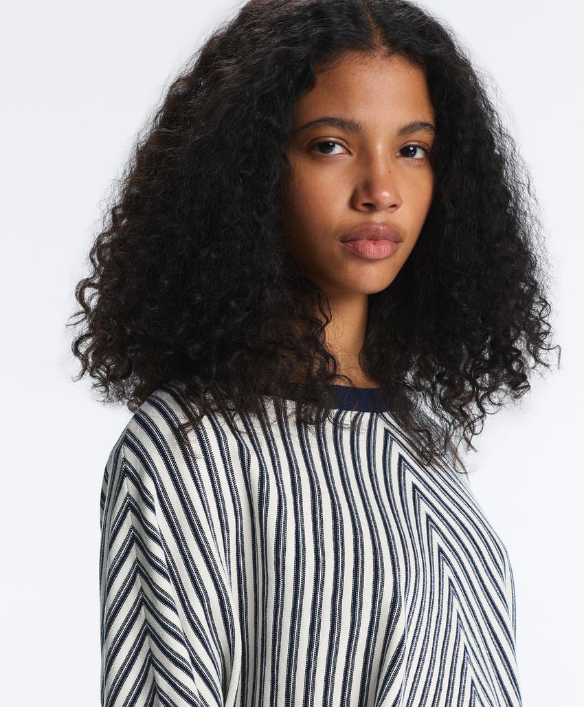 Свитер в диагональную полоску