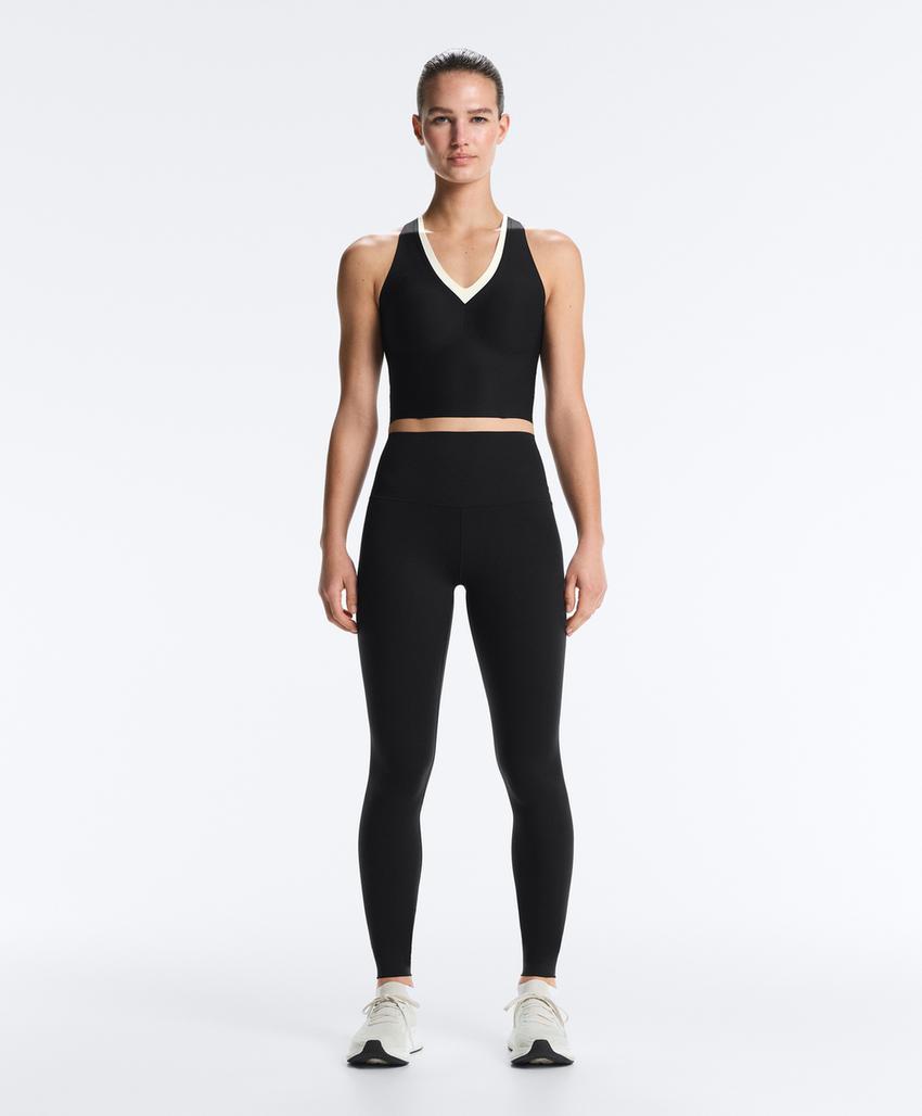 Майка Perfect-adapt с контрастными деталями