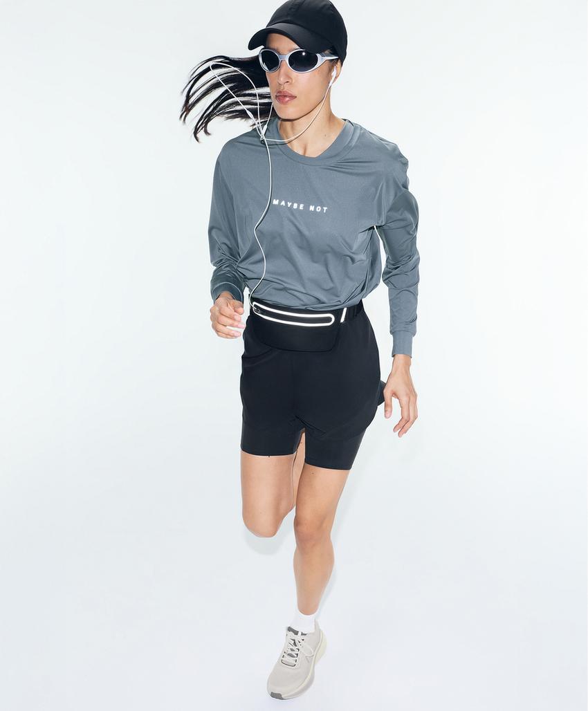 Лонгслив из высокотехнологичной ткани с надписью