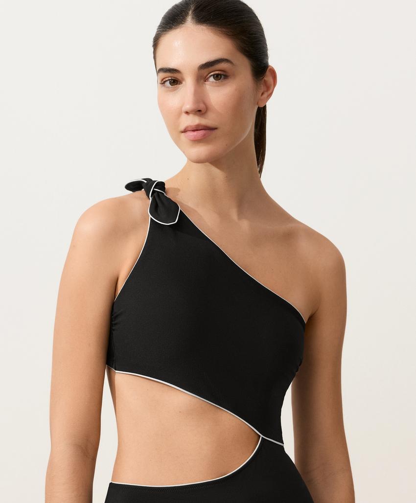 Трикини с асимметричным бантом и обшивкой