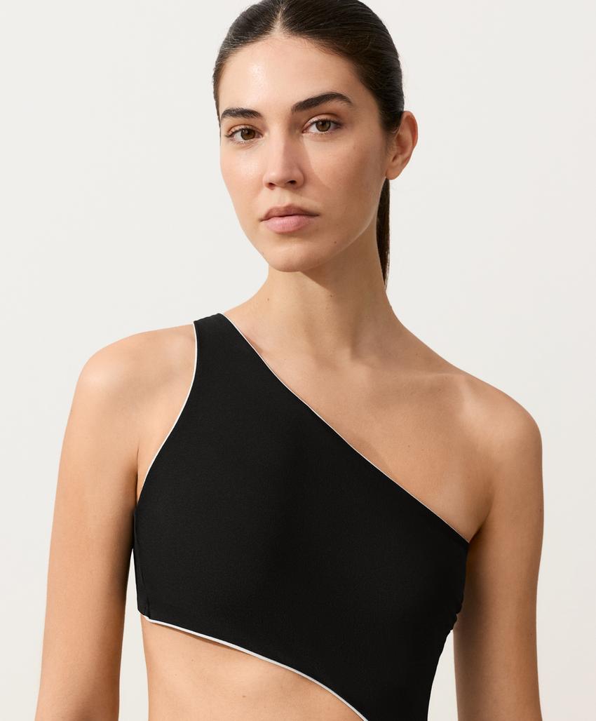 Трикини с асимметричным бантом и обшивкой