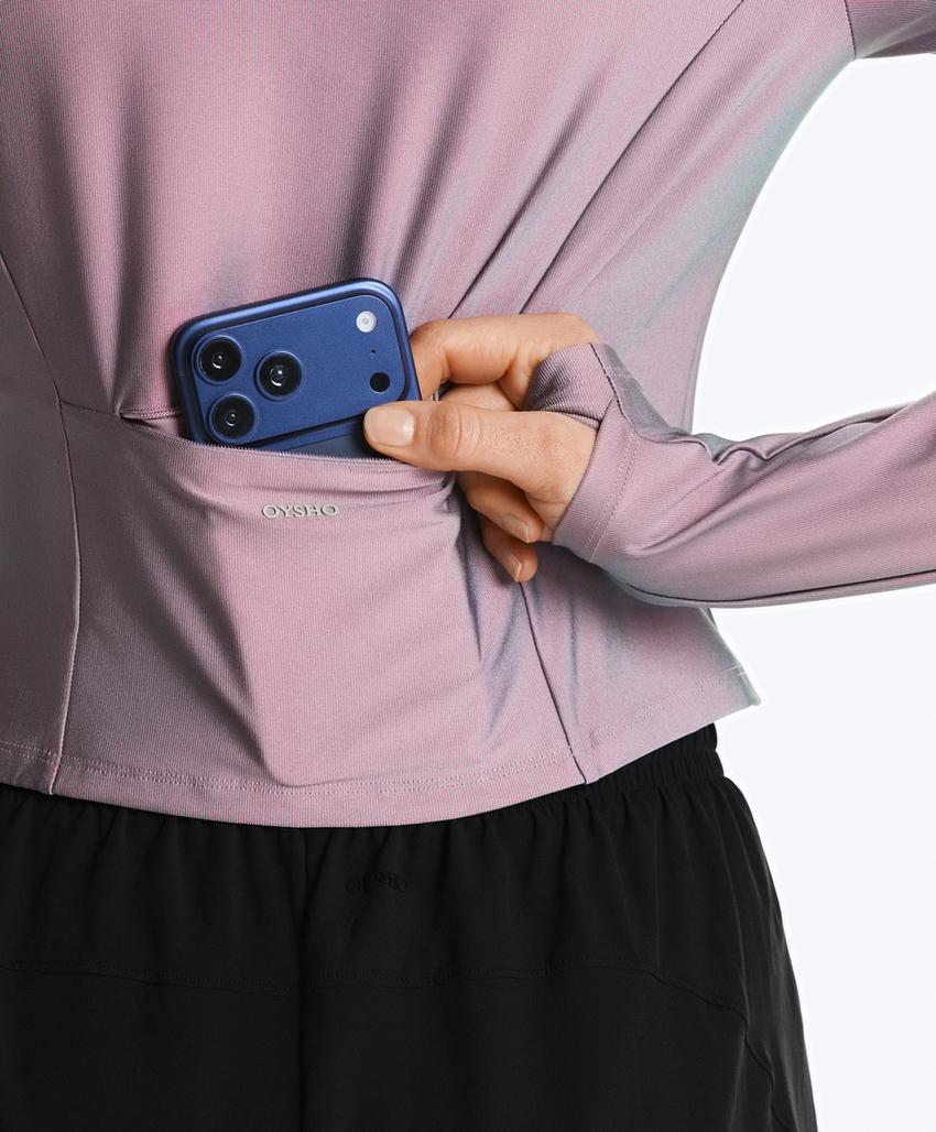 Высокотехнологичная переливающаяся куртка