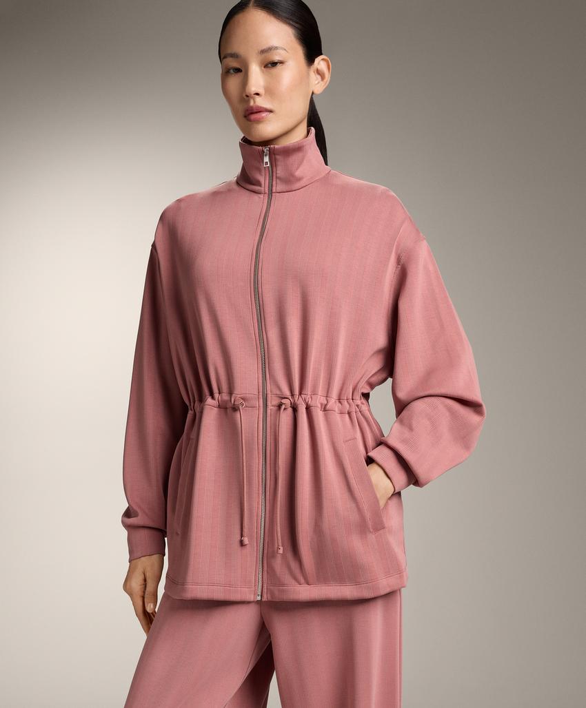 Длинная куртка с регулируемым поясом в полоску