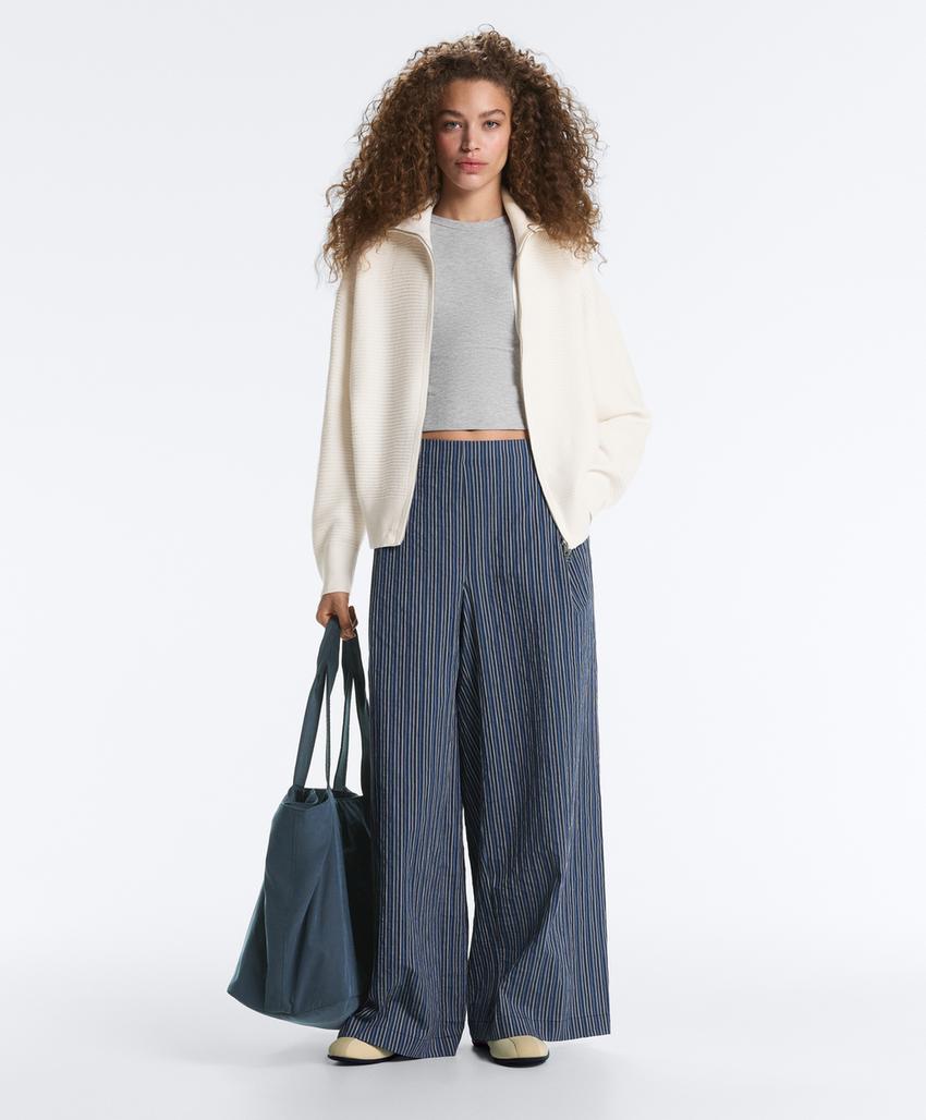 Вязаная куртка с высоким воротником