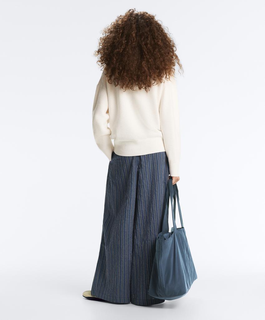 Вязаная куртка с высоким воротником