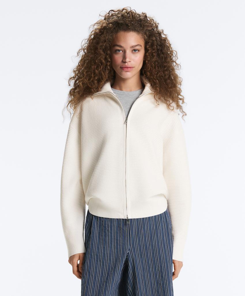 Вязаная куртка с высоким воротником