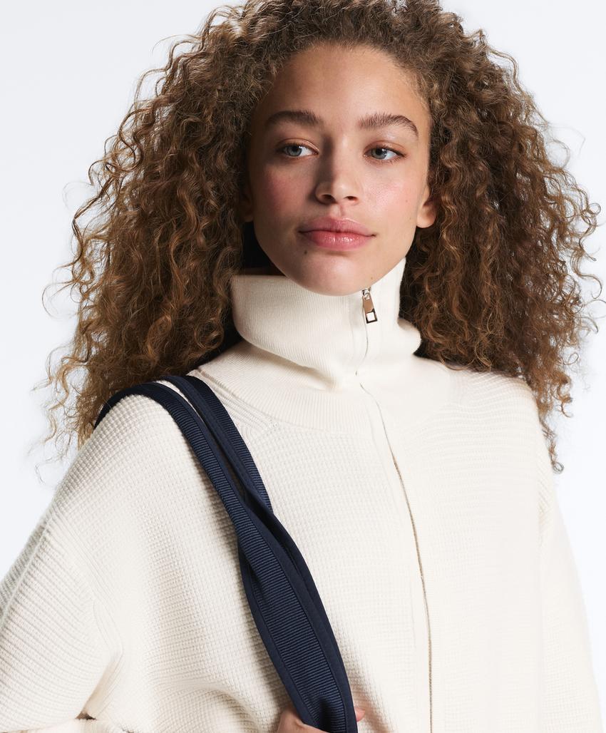 Вязаная куртка с высоким воротником