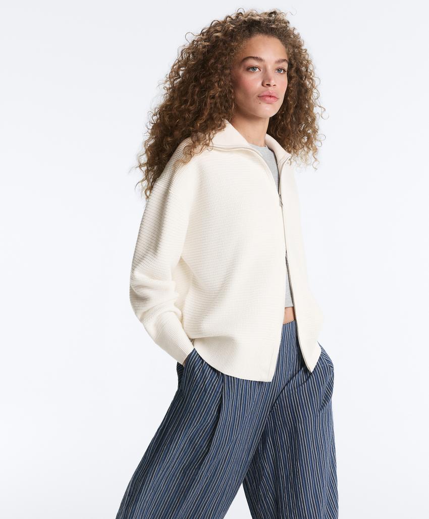 Вязаная куртка с высоким воротником