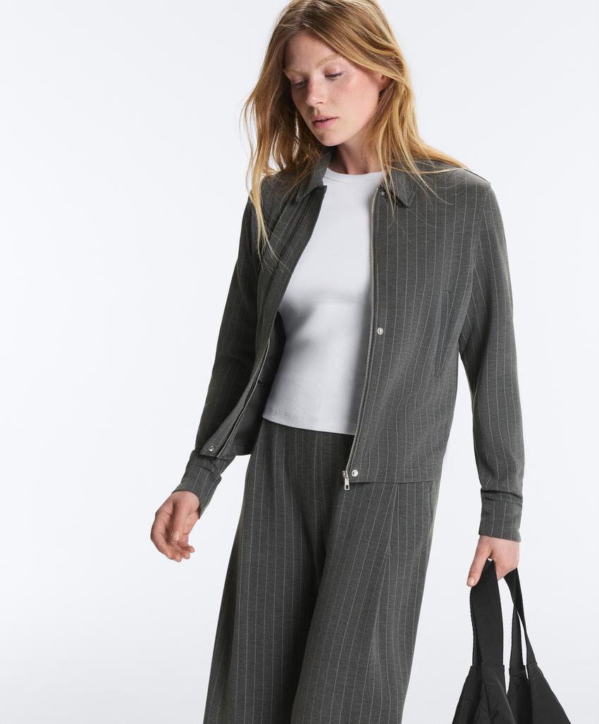 Куртка с ремнем из мягкой ткани с модалом