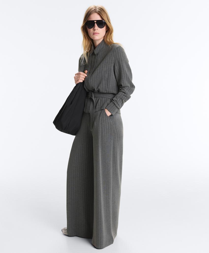 Куртка с ремнем из мягкой ткани с модалом