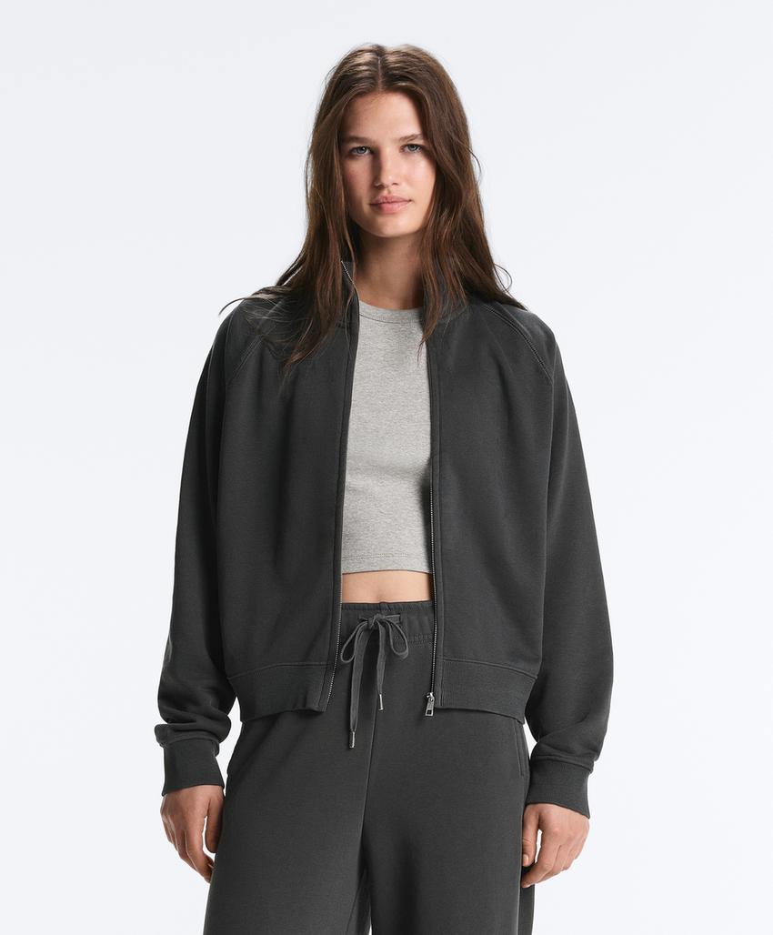 Куртка из мягкой ткани с круглым воротом