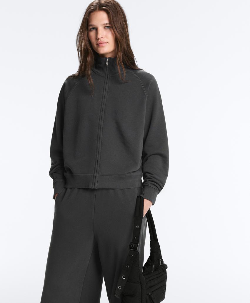 Куртка из мягкой ткани с круглым воротом