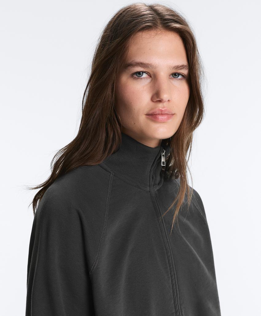 Куртка из мягкой ткани с круглым воротом