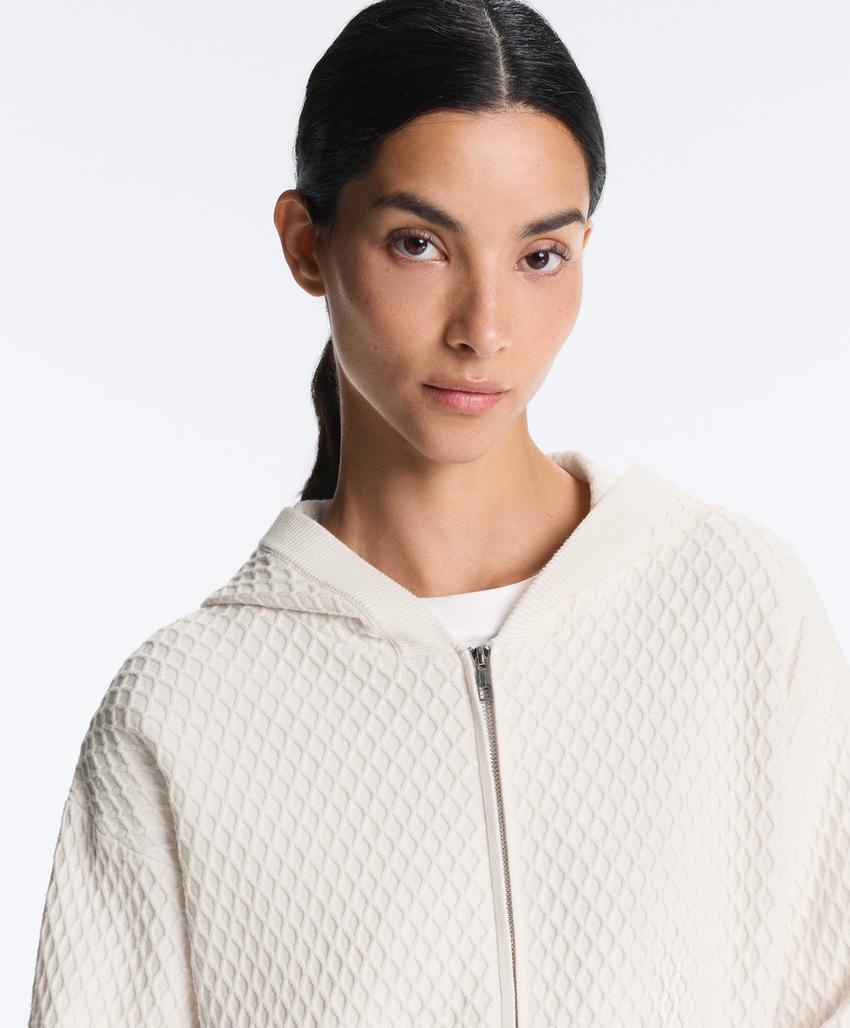 Вязаная куртка с капюшоном