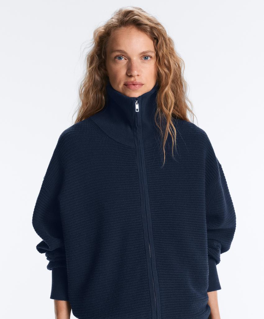 Вязаная куртка с высоким воротником