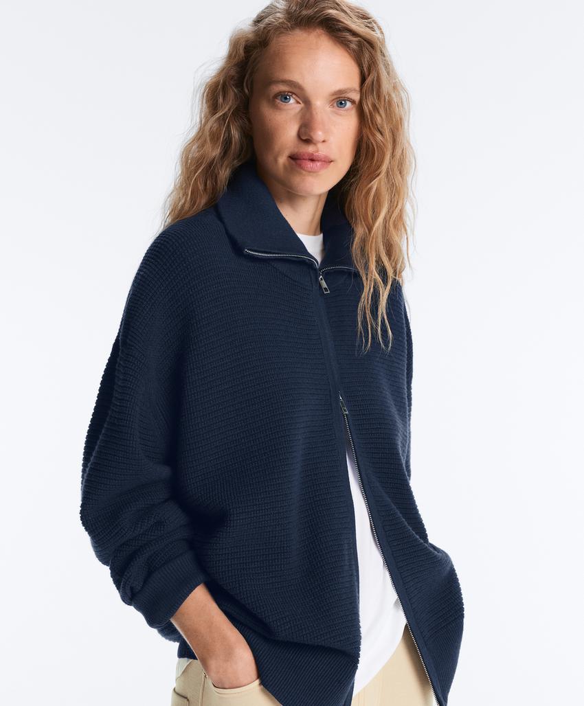 Вязаная куртка с высоким воротником