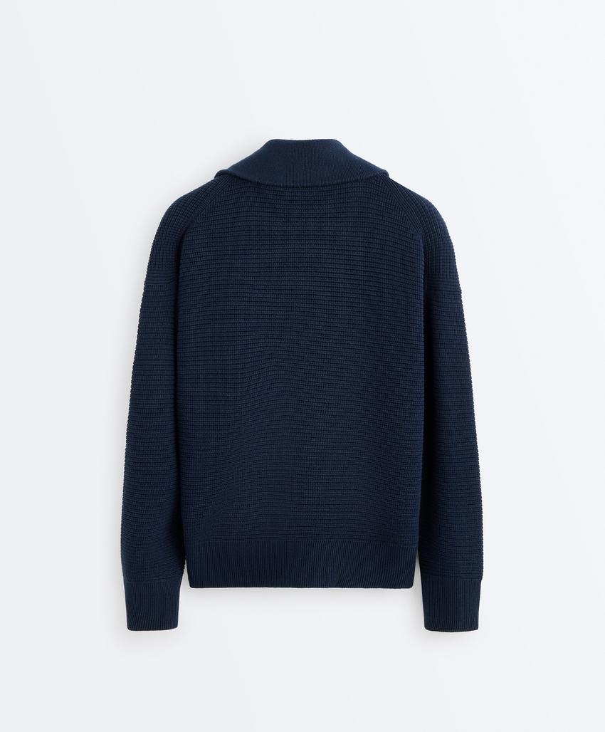 Вязаная куртка с высоким воротником