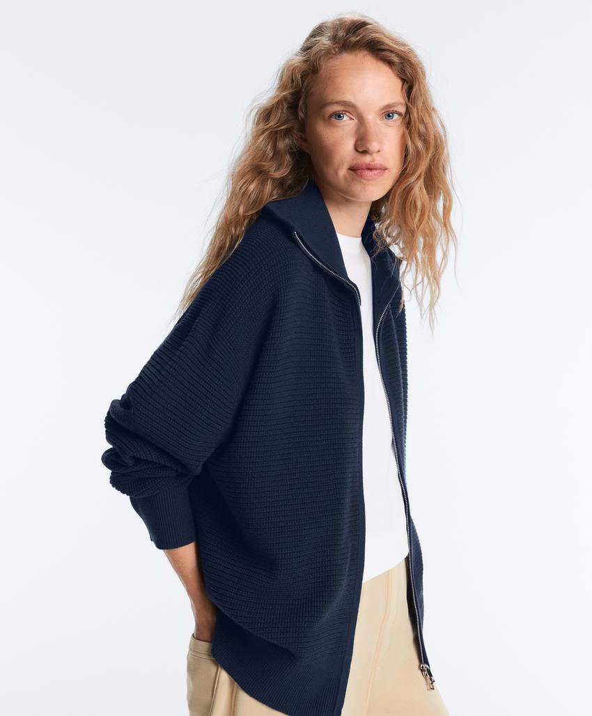 Вязаная куртка с высоким воротником