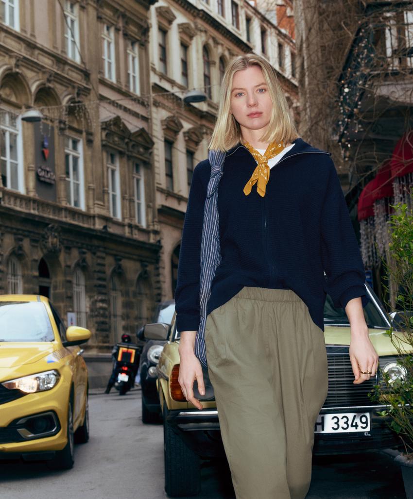 Вязаная куртка с высоким воротником