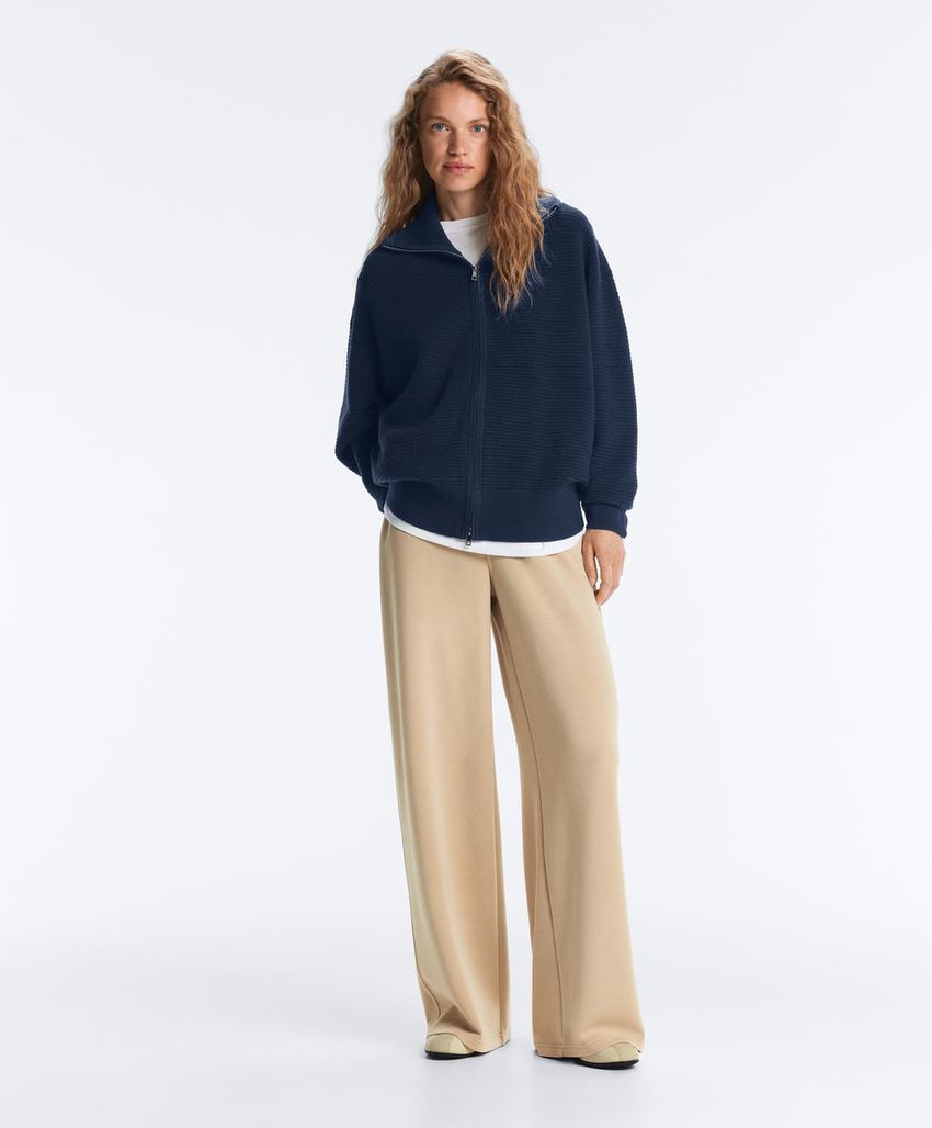 Вязаная куртка с высоким воротником