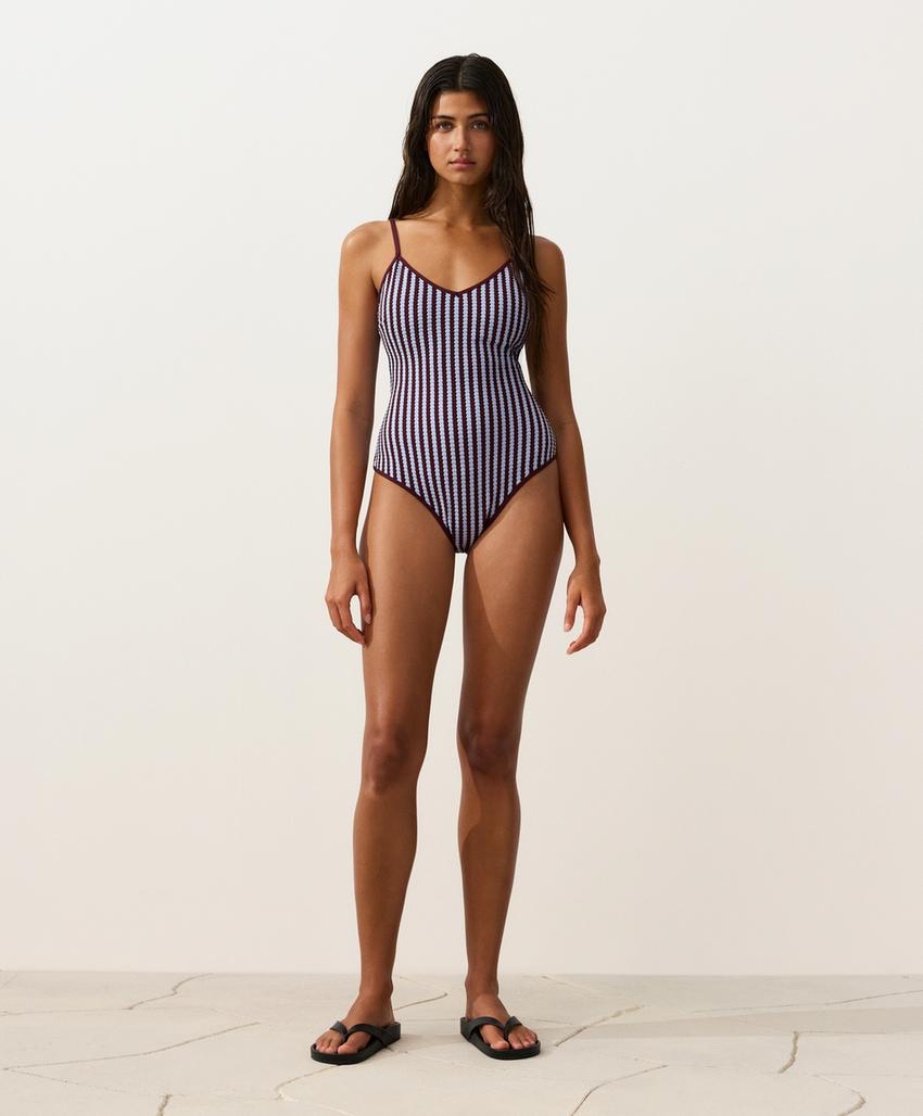 Купальник из рельефной ткани в полоску