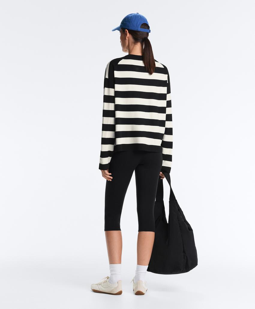 Вязаный свитер в полоску