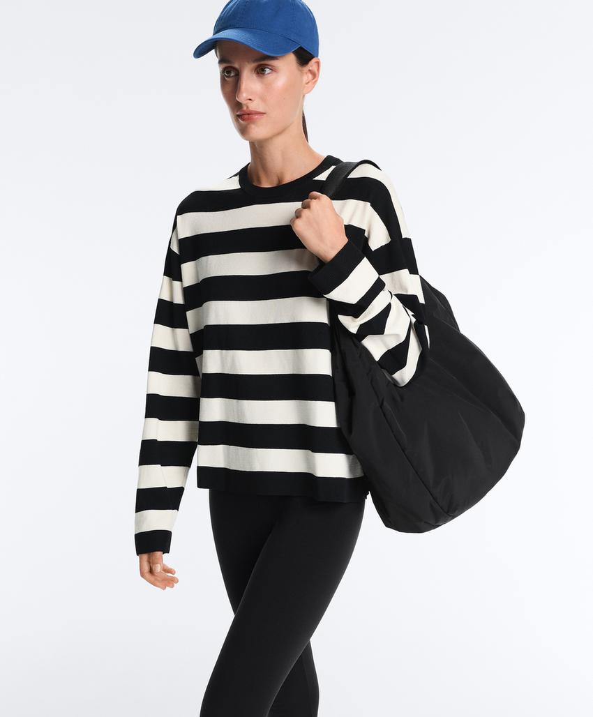 Вязаный свитер в полоску